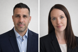 Professionelle Business-Porträts zweier Mitarbeitender eines Montage- und Serviceunternehmens, seriöse Unternehmensfotografie für Team- und Über-uns-Seiten, moderner Firmenauftritt