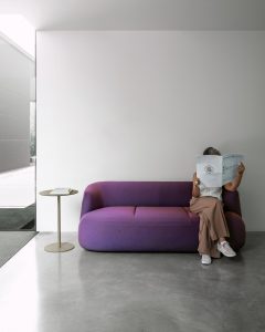 Modernes Designsofa in Violett mit organischer Form in minimalistischer Lounge-Umgebung – hochwertige Designmöbel für Wohn- und Objektbereiche in Trier, Konz und Luxemburg