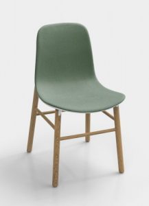 Moderner Designstuhl Kristalia Sharky mit grüner Sitzschale und Holzgestell, stilvoller Objekt- und Wohnstuhl für Büros, Lounges und Essbereiche in Trier, Konz und Luxemburg