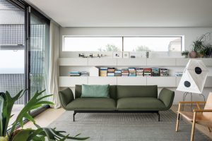Modernes Designer-Sofa Kristalia Tenso in Grün in heller Wohn- und Arbeitsumgebung – hochwertige Designmöbel für Wohn- und Objektbereiche in Trier, Konz und Luxemburg