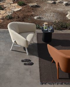 Design-Sessel Kristalia Tuile im Outdoor-Loungebereich für stilvolle Büro- und Objektbereiche in Trier, Konz und Luxemburg