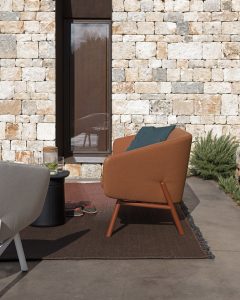 Design-Sessel Kristalia Tuile im Outdoor-Loungebereich mit Stoffpolsterung für moderne Objekt- und Bürobereiche in Trier, Konz und Luxemburg