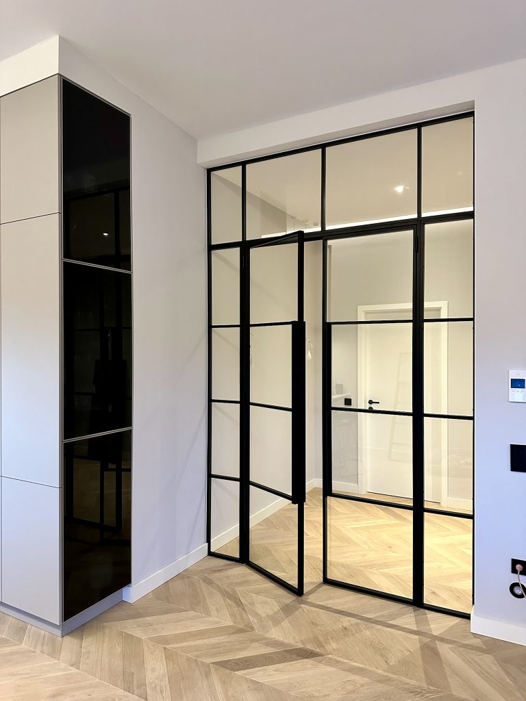 Zweiflügelige Lofttür aus schwarzem Stahl mit Klarglas als moderner Raumtrenner im Wohnbereich – hochwertige Lofttüren nach Maß für Trier, Konz und Luxemburg