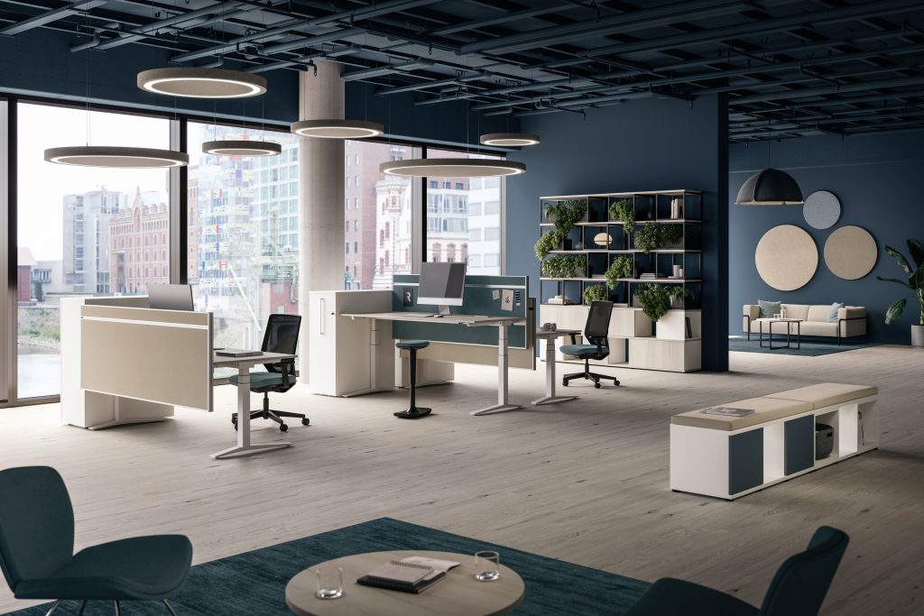 Modernes Büro mit höhenverstellbaren Schreibtischen, offenen Arbeitsplätzen und akustischen Wandpaneelen, zeitgemäßes Office-Design mit viel Tageslicht und urbanem Ausblick
