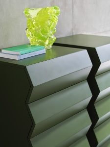Detailansicht Design-Sideboard Z24 mit geometrischer Front, modernes Stauraummöbel für hochwertige Büro- und Objekteinrichtungen in Trier, Konz und Luxemburg