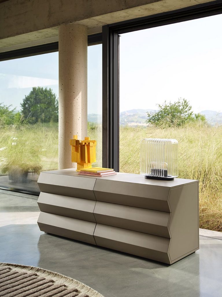 Moderne Designer-Kommode mit geometrischer Front vor bodentiefem Fenster – hochwertige Designmöbel für stilvolle Wohn- und Arbeitsräume in Trier, Konz und Luxemburg