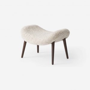 Vipp Salaca Hocker aus hellem Bouclé-Stoff mit Holzbeinen, moderner Design-Hocker für Wohn- und Loungebereiche, hochwertige Ergänzung zu Design-Sesseln und Sitzlandschaften in Trier, Konz und Luxemburg