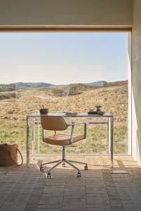 Moderner Design-Bürostuhl mit Lederpolster und Aluminium-Drehgestell am Schreibtisch, hochwertige Arbeitsplatzgestaltung für Büros in Trier, Konz und Luxemburg