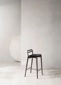 Moderner Barhocker mit schwarzer Sitzfläche und schlankem Holzgestell, minimalistischer Design-Hocker für Küche, Bar oder Objektbereich in Trier, Konz und Luxemburg