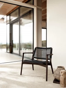 Moderner Lounge-Sessel aus Holz mit schwarzer Sitzfläche und geflochtener Rückenlehne, hochwertiger Designstuhl für Wohn- und Objektbereiche in Trier, Konz und Luxemburg