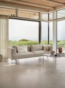 Vipp 632 Designsofa in Beige vor bodentiefen Fenstern mit moderner Architektur – hochwertiges Sofa für Wohn- und Objektbereiche in Trier, Konz und Luxemburg