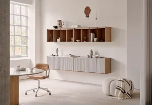 Modernes wandhängendes Stauraumsystem aus Holz für Büro und Wohnbereich, hochwertiges Designmöbel für Innenräume in Trier, Konz und Luxemburg