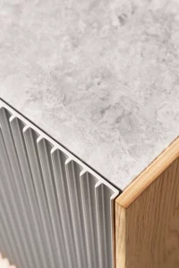 Detailansicht geriffelte Front aus Holz und Metall bei Design-Sideboard, hochwertige Verarbeitung für moderne Büroeinrichtungen in Trier, Konz und Luxemburg