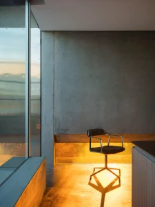 Vipp Tunnel Task Bürostuhl mit Armlehnen und gepolsterter Sitzfläche in modernem Beton-Interieur – Design-Arbeitsstuhl für Büro- und Objektbereiche in Trier, Konz und Luxemburg