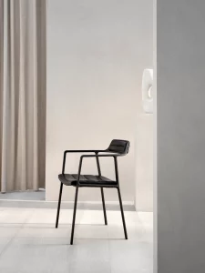 Moderner Designstuhl mit schwarzem Lederpolster und filigranem Metallgestell, eleganter Objektstuhl für Büro, Konferenzraum oder Lounge in Trier, Konz und Luxemburg