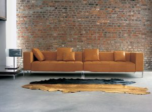 Zanotta 1326 Alfa Designer-Sofa in cognacfarbenem Leder vor Ziegelwand – hochwertiges Designmöbel für stilvolle Wohn- und Objektbereiche in Trier, Konz und Luxemburg