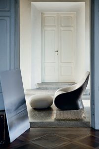 Design-Loungesessel Zanotta 875 mit Hocker in minimalistischer Rauminszenierung für exklusive Büro- und Objektbereiche in Trier, Konz und Luxemburg