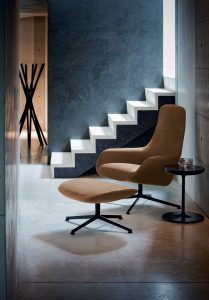 Design-Loungesessel Zanotta 895 mit Hocker für hochwertige Büro- und Loungebereiche in Trier, Konz und Luxemburg